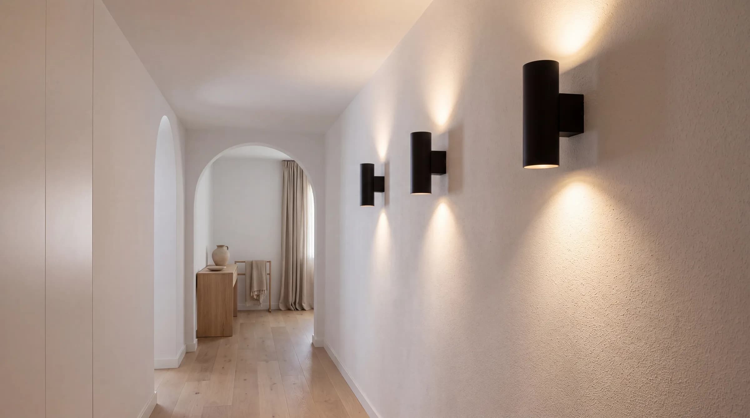 pasillo iluminado con apliques de pared en hilera